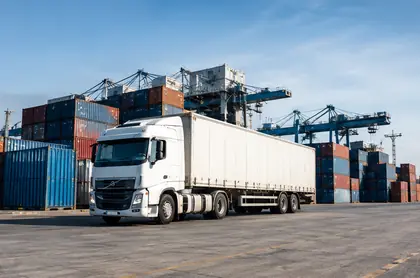 Camión con semirremolque en una terminal portuaria de contenedores